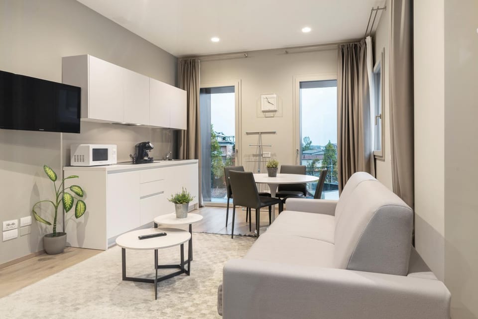 TV and multimedia, Kitchen or kitchenette, Living room, Seating area, Dining area