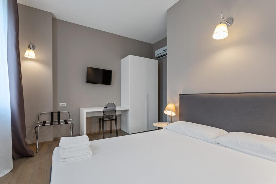 Bed, TV and multimedia, Seating area, Bedroom, wardrobe, air conditioner