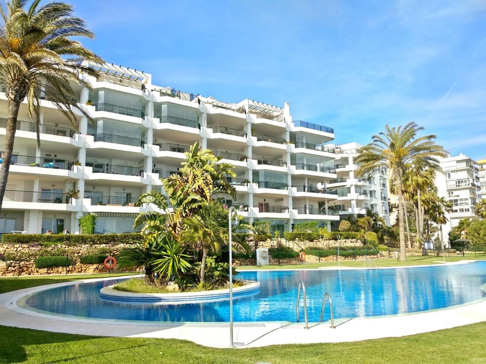 Facade/entrance, Swimming pool