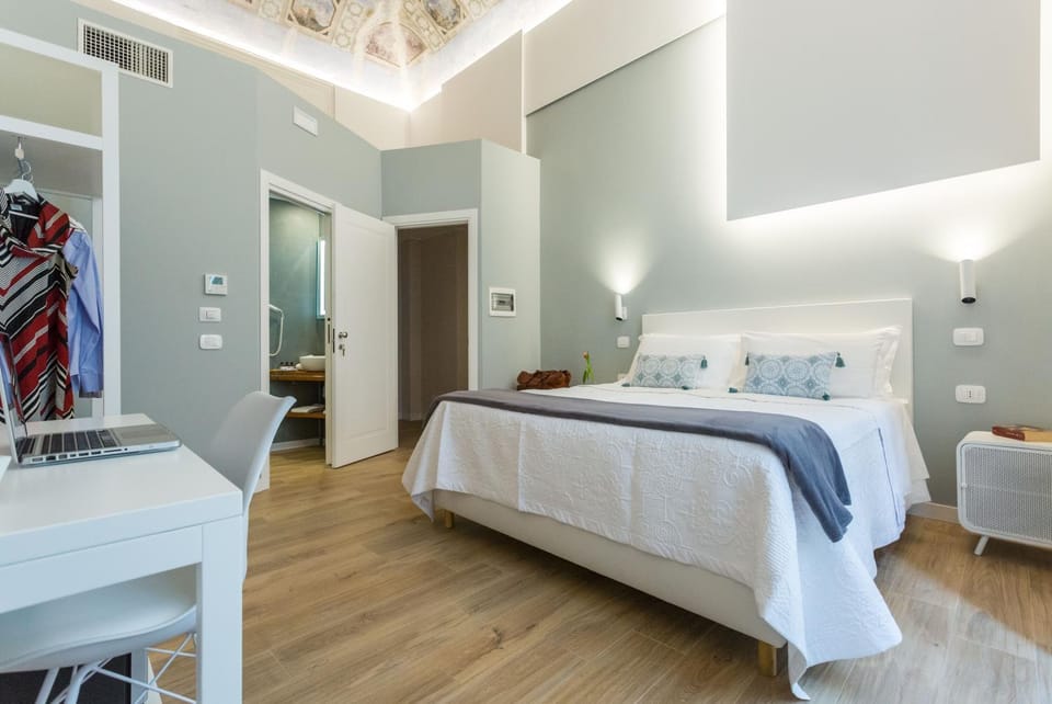 Bed, Photo of the whole room, Decorative detail, Decorative detail, Bedroom, wardrobe