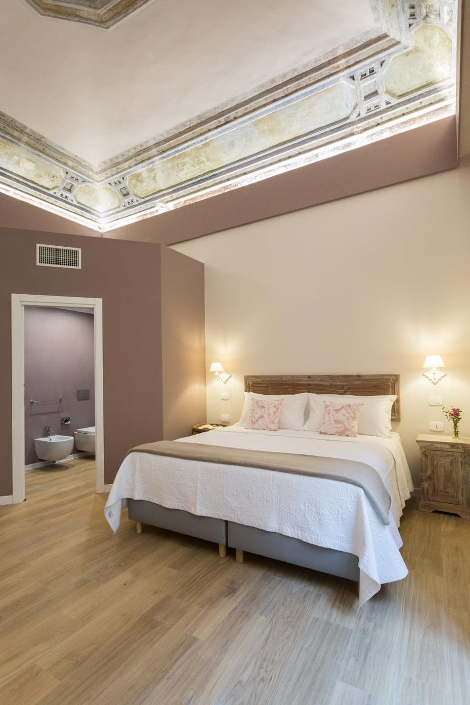 Bed, Photo of the whole room, Bedroom, air conditioner