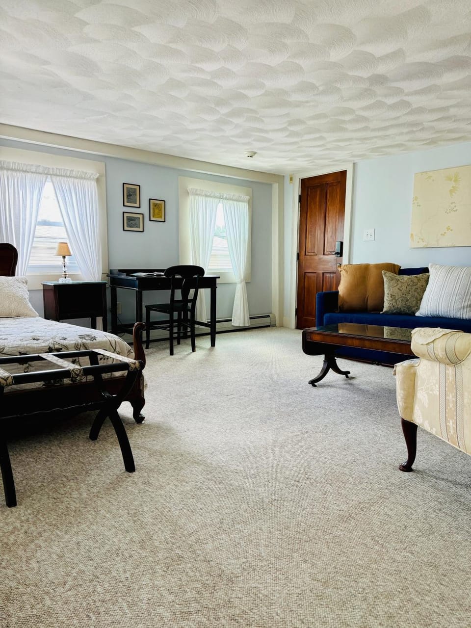 Bed, Photo of the whole room, Seating area, Bedroom