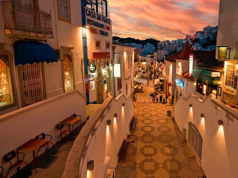 Restaurant/places to eat, Neighbourhood, Nightclub / DJ, On-site shops, Beach, Supermarket/grocery shop, Shopping Area, Sunset