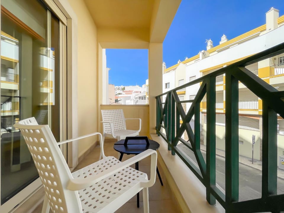 View (from property/room), Balcony/Terrace, City view
