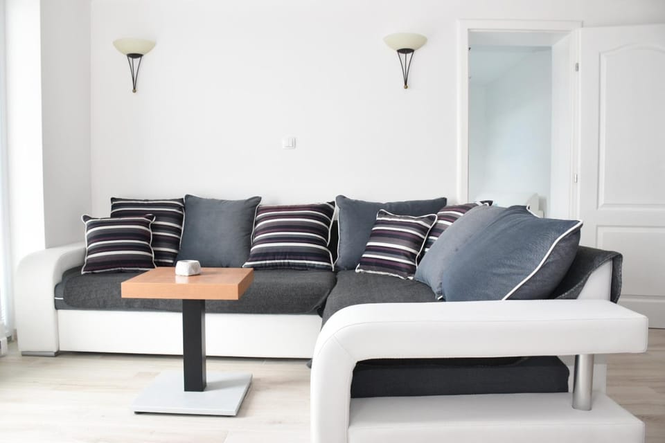 Bed, Living room