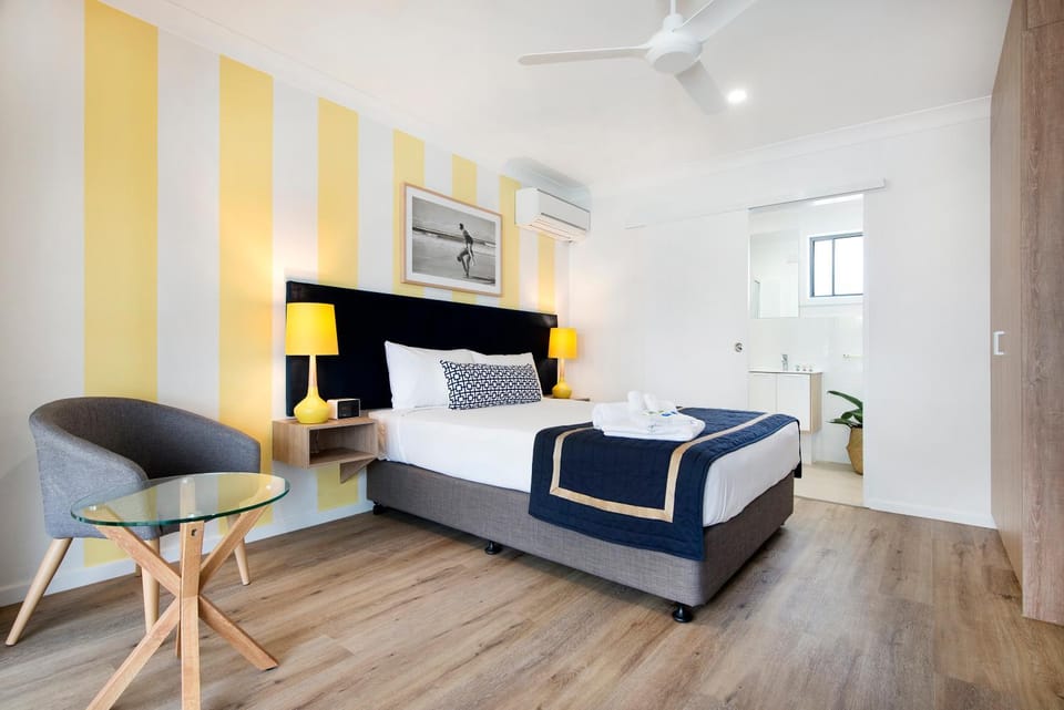 Bed, Photo of the whole room, Garden view, Pool view