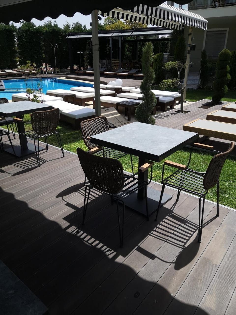 Patio, Restaurant/places to eat, Guests, Pool view