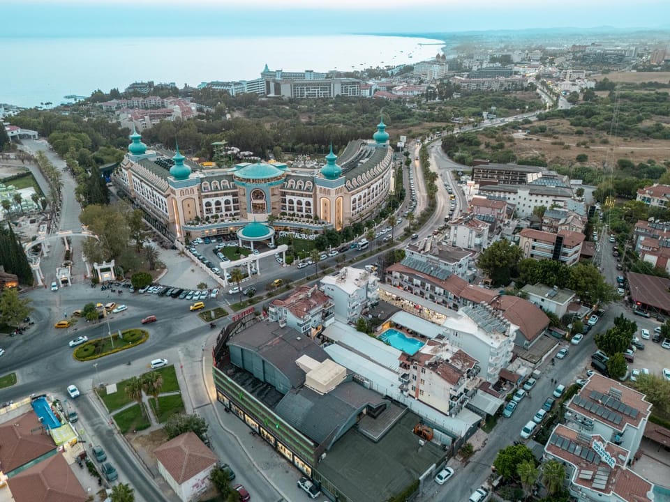 Property building, Nearby landmark, Day, Neighbourhood, Natural landscape, Bird's eye view, Beach, City view, Pool view, Sea view, Street view, Swimming pool, Location, Parking
