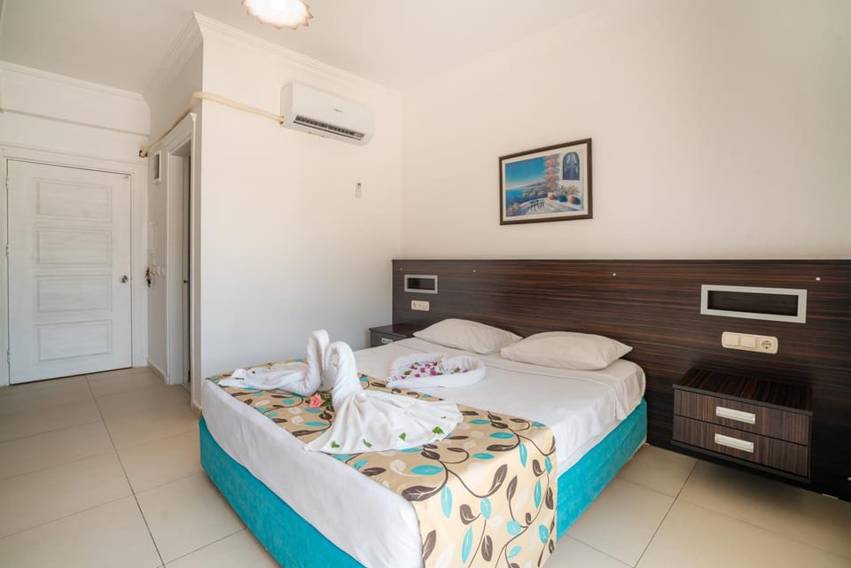 Bed, Photo of the whole room, Bedroom, towels, air conditioner
