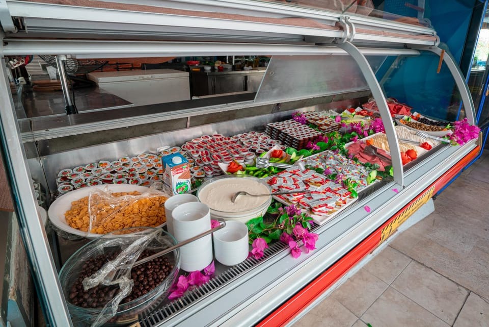 Restaurant/places to eat, Coffee/tea facilities, Food and drinks, Dining area, Food, Breakfast, Continental breakfast, Buffet breakfast, Dinner