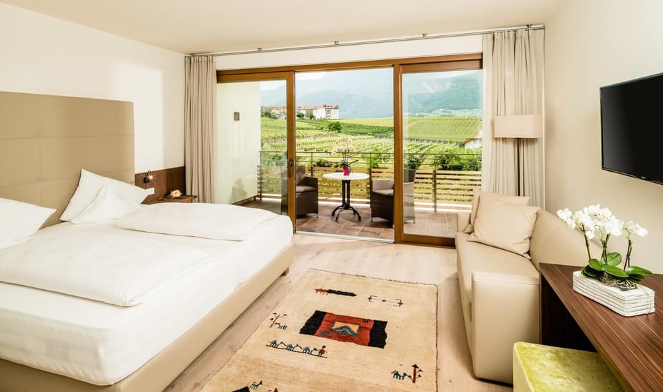 Bed, Bathroom, TV and multimedia, Balcony/Terrace, Photo of the whole room, Bedroom, Mountain view