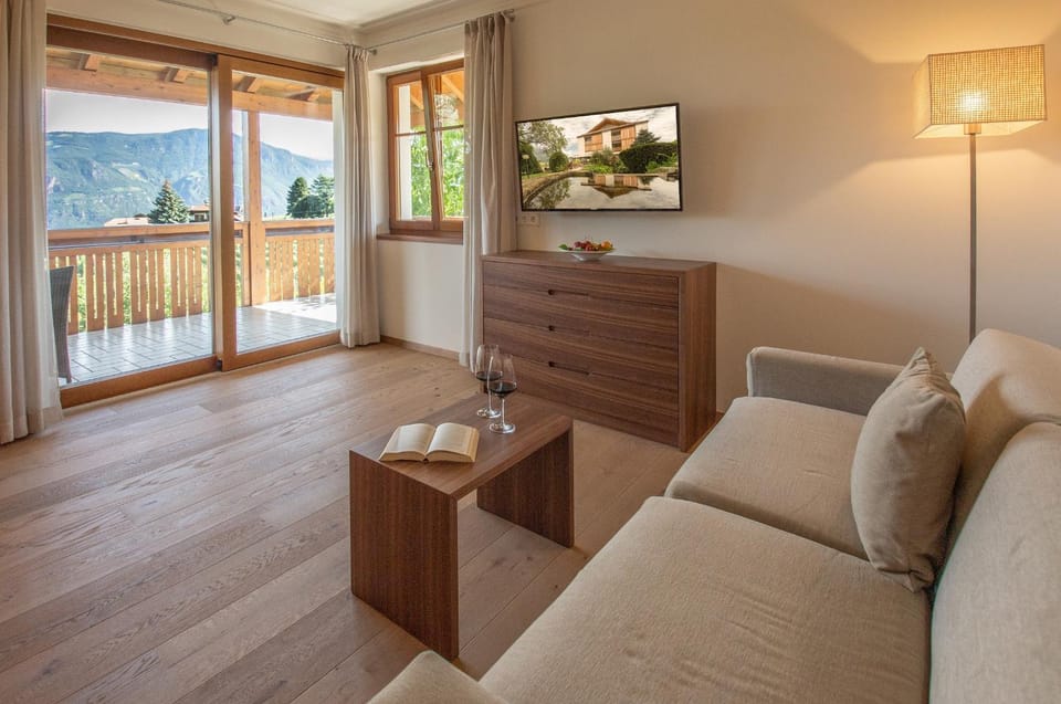 TV and multimedia, Balcony/Terrace, Living room, Seating area