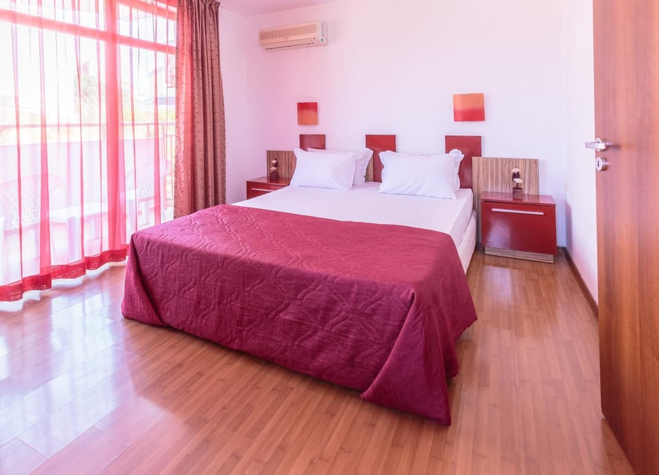 Photo of the whole room, Bedroom