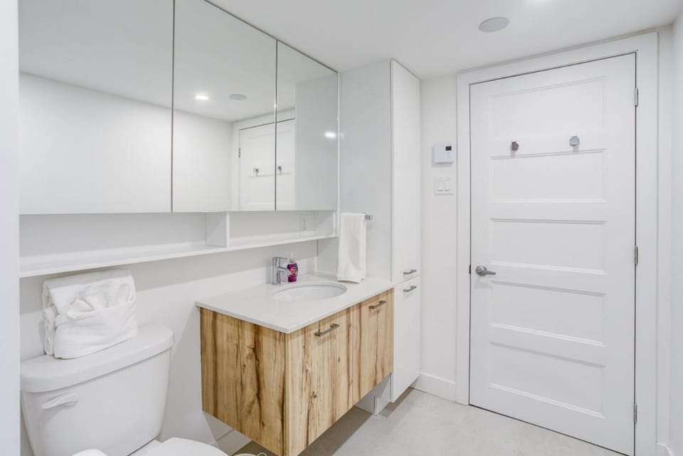 Shower, Toilet, Bathroom, towels