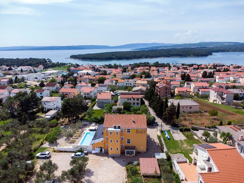 Property building, Day, Neighbourhood, Bird's eye view, City view, Location