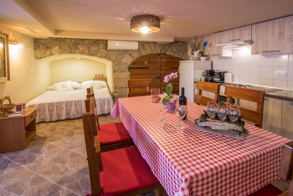 Kitchen or kitchenette, Living room, Dining area