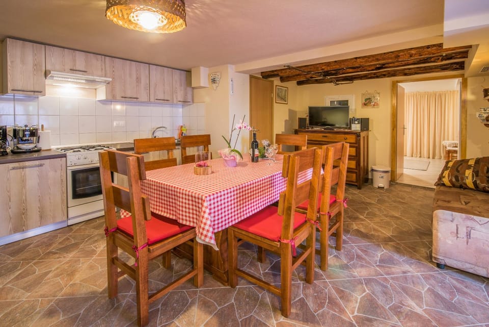 Dining area, Communal kitchen