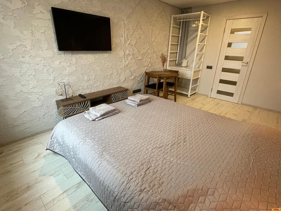 Bed, TV and multimedia, wardrobe