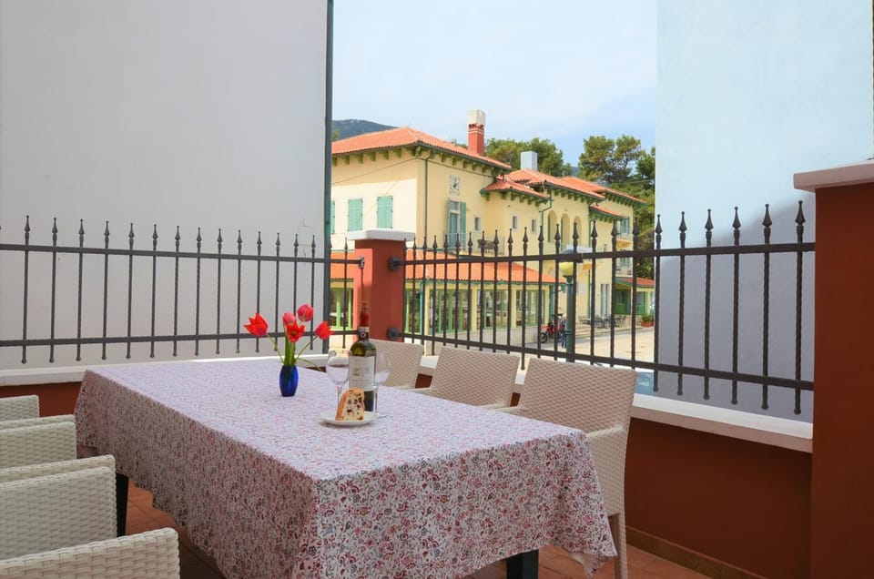 Balcony/Terrace, Sea view, Drinks, Alcoholic drinks, Quiet street view
