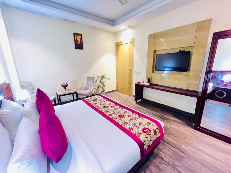 Bed, Bedroom, fireplace