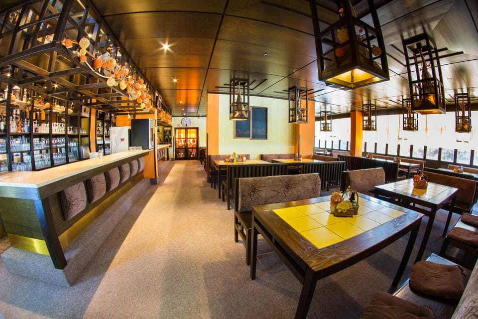 Restaurant/places to eat, Lounge or bar