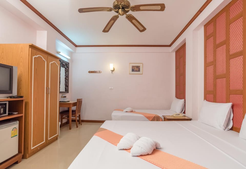 Bed, Photo of the whole room, Bedroom, fireplace, wardrobe, air conditioner