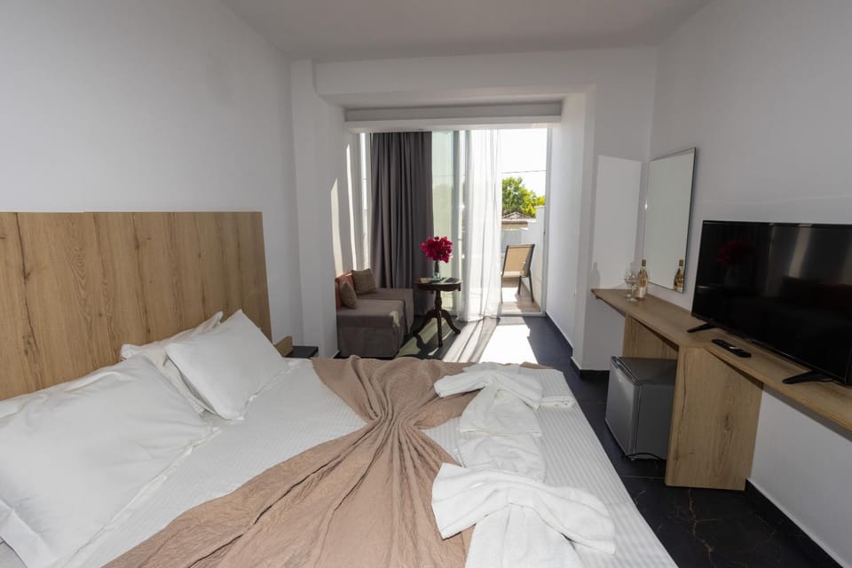 Communal lounge/ TV room, Bed, TV and multimedia, Photo of the whole room, Bedroom, hair dresser