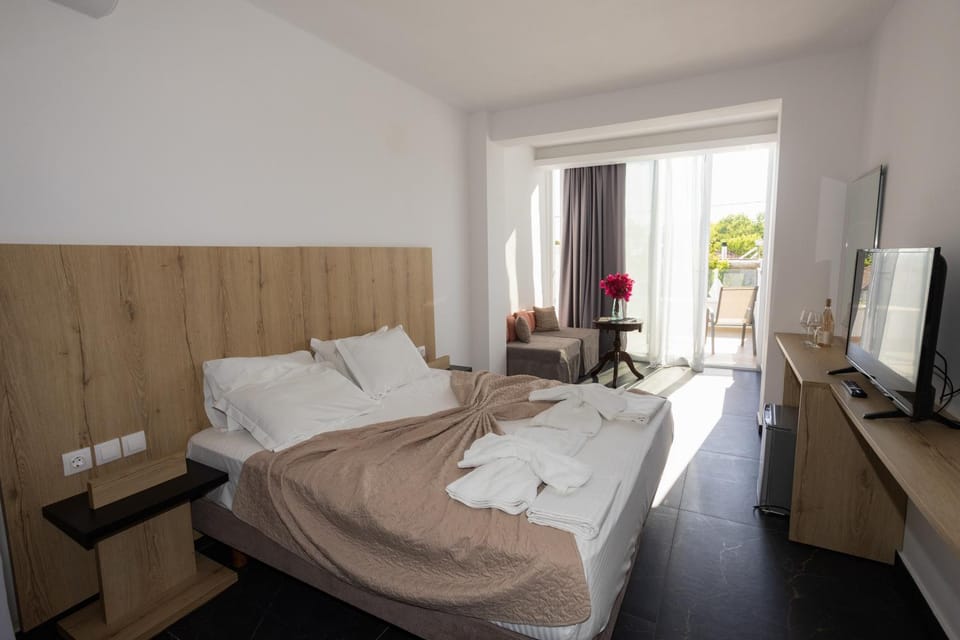 Bed, TV and multimedia, Photo of the whole room, Bedroom, towels
