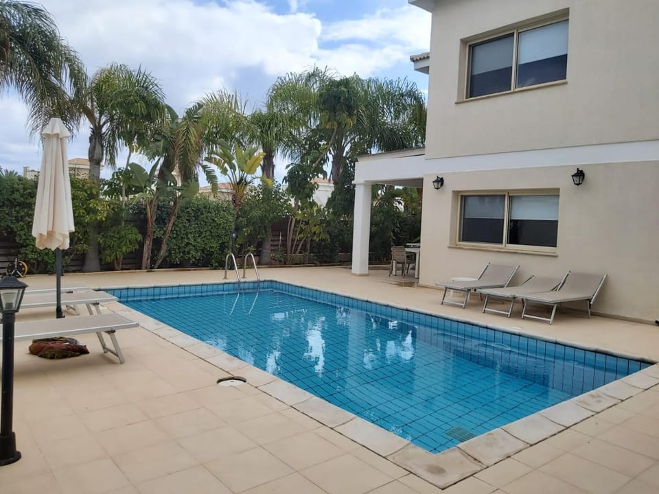 Property building, Patio, Day, Pool view, Swimming pool, sunbed