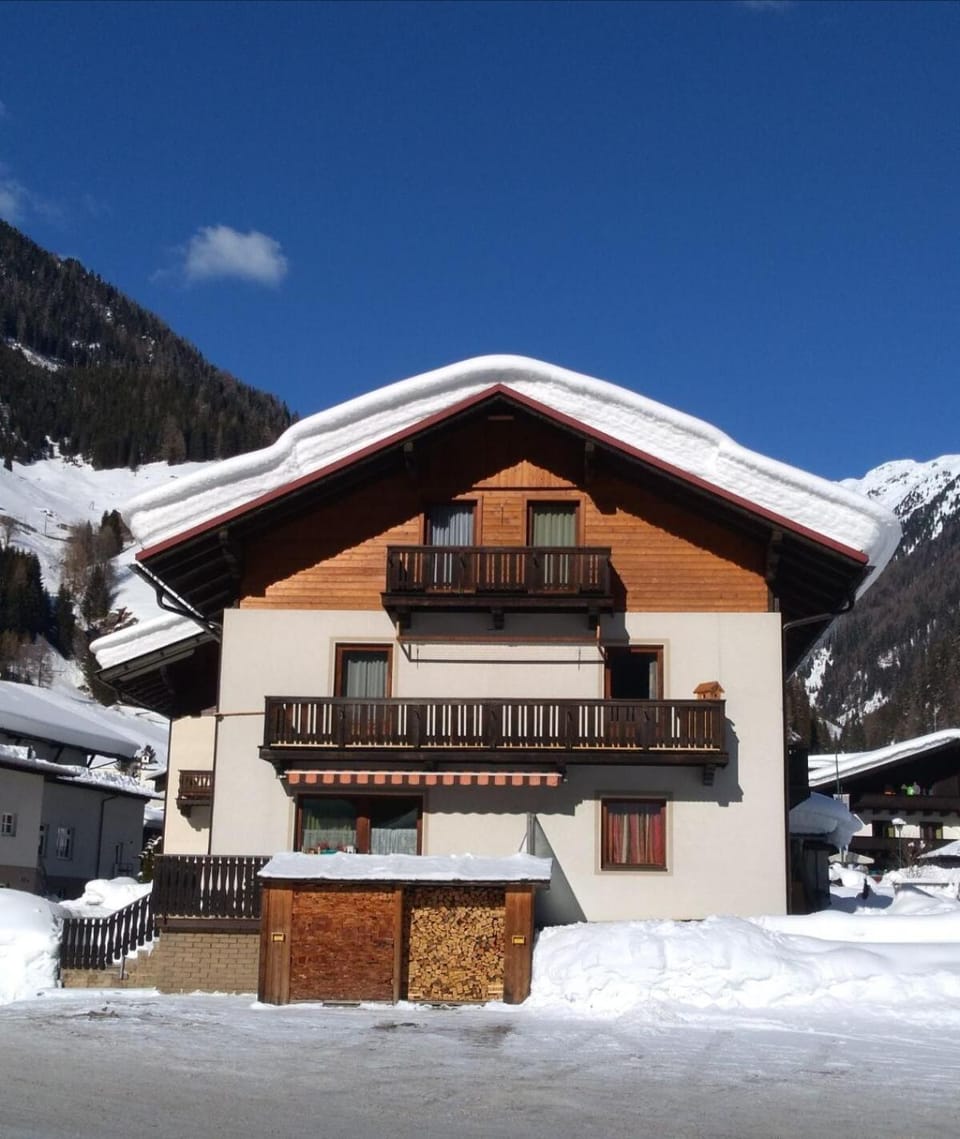 Property building, Facade/entrance, Natural landscape, Winter, Balcony/Terrace, On site