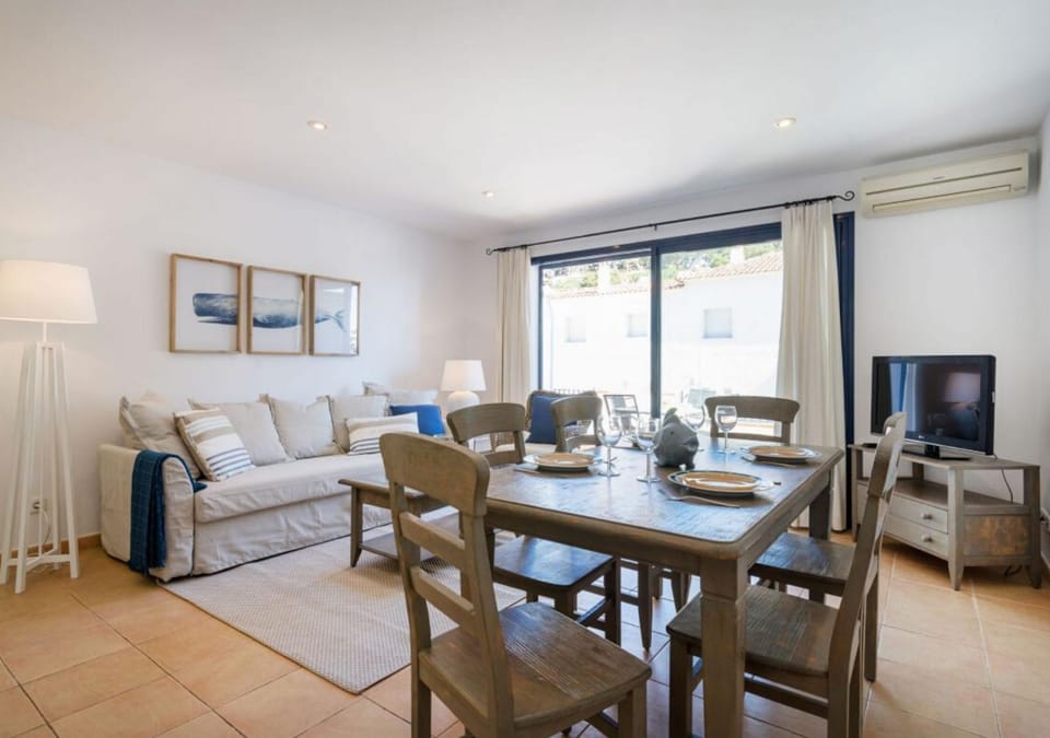 TV and multimedia, Living room, Seating area, Dining area