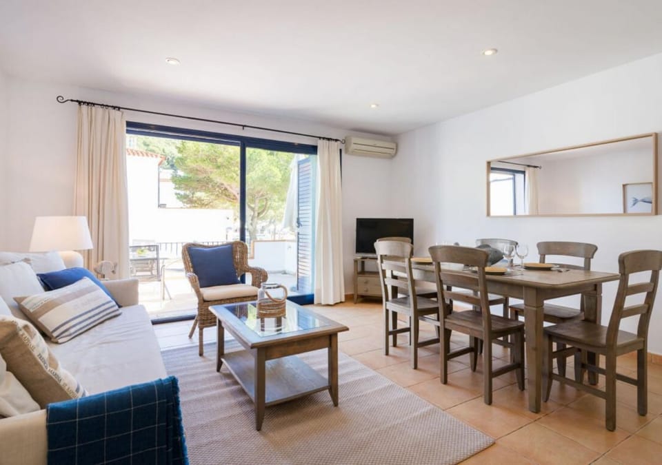 TV and multimedia, Living room, Seating area, Dining area