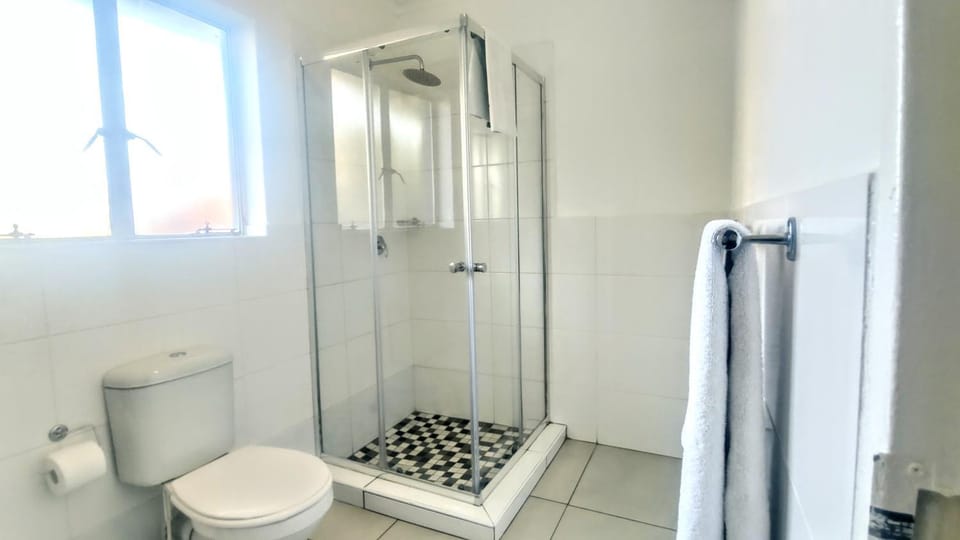 Shower, Toilet, towels