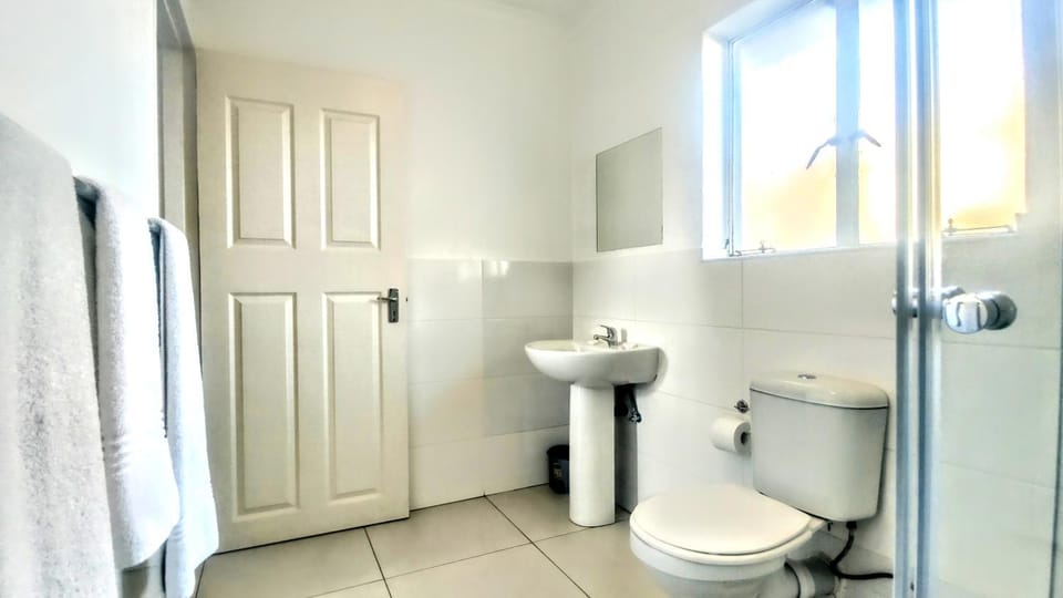 Shower, Toilet, towels