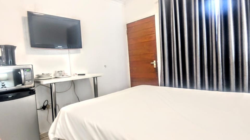 Bed, TV and multimedia, Photo of the whole room