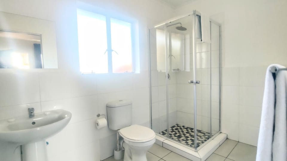 Shower, Toilet, towels