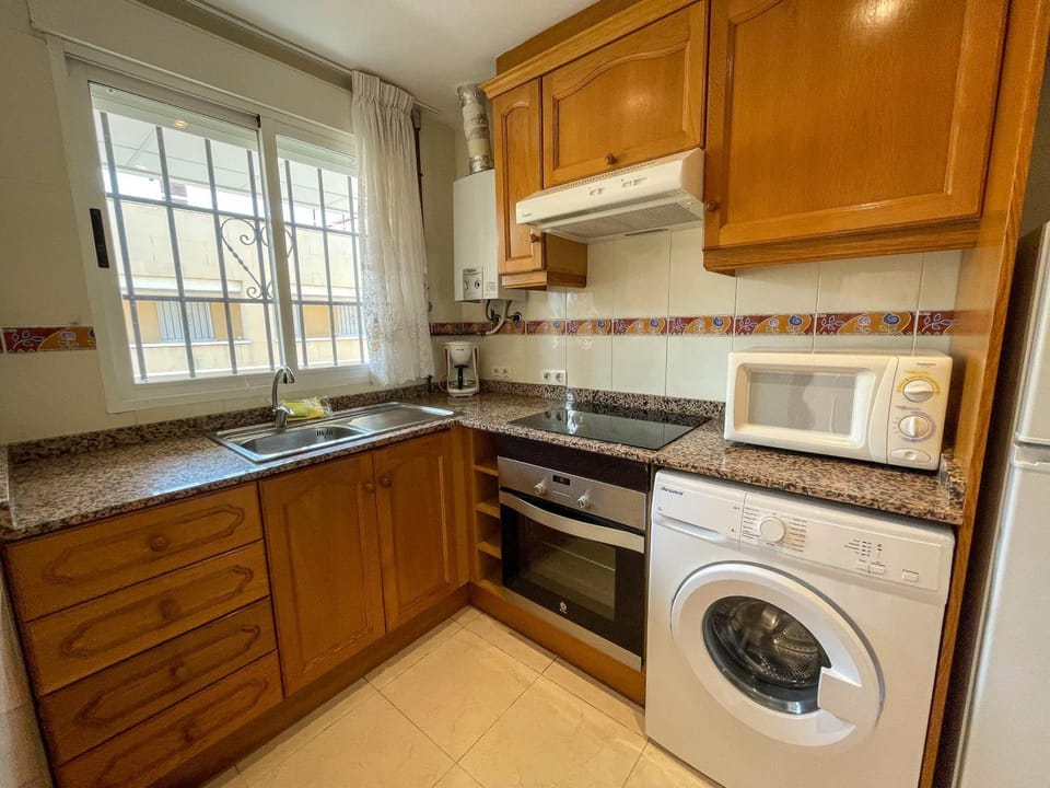 Kitchen or kitchenette, minibar, stove