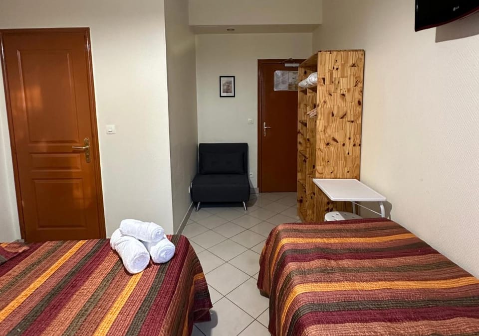 Bed, TV and multimedia, Photo of the whole room, Bedroom, towels