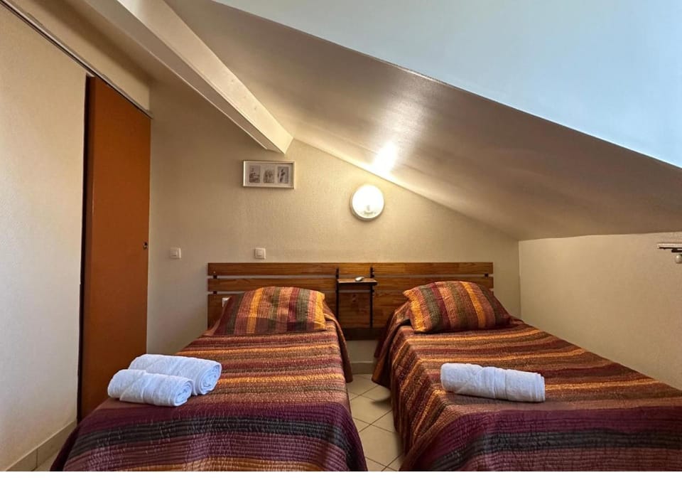 Bed, Bedroom, bunk bed