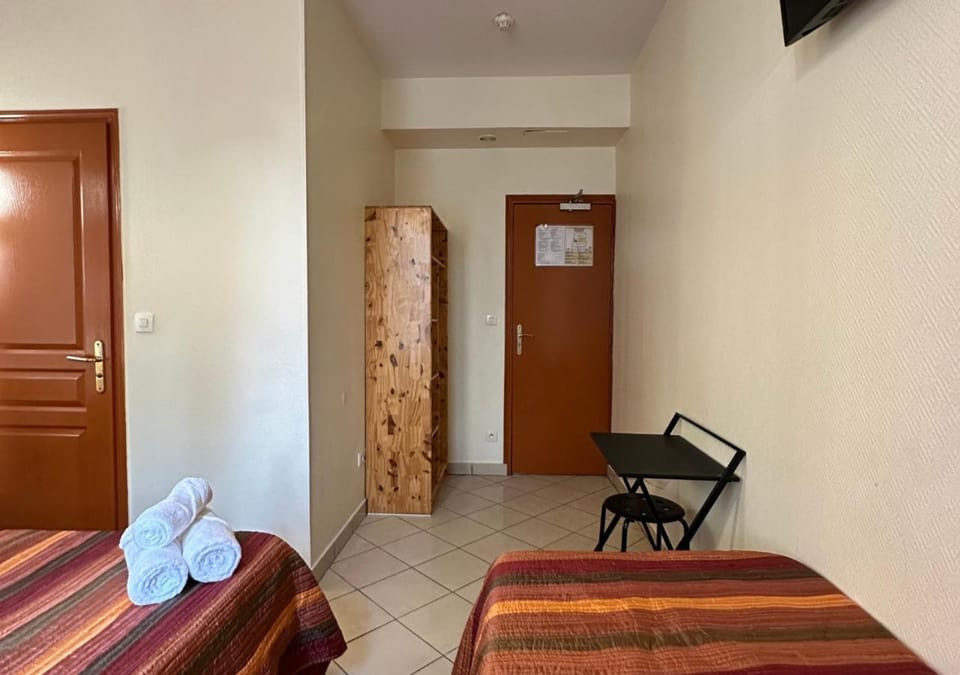 Bed, TV and multimedia, Photo of the whole room, Dining area, Bedroom, wardrobe
