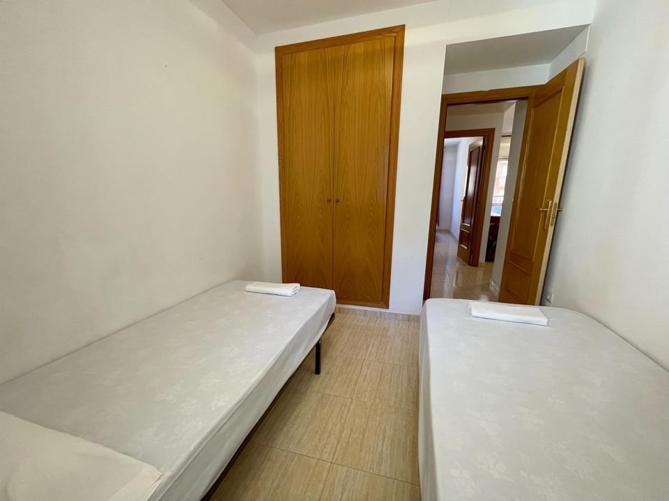 Bed, Photo of the whole room, wardrobe