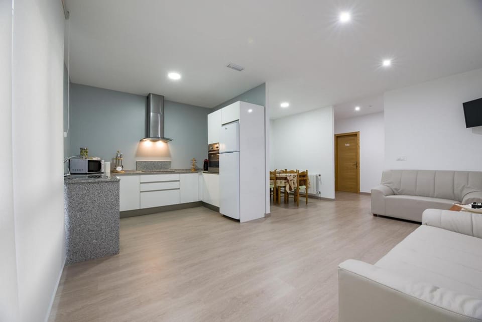 TV and multimedia, Kitchen or kitchenette, Living room, Dining area, oven, kitchen