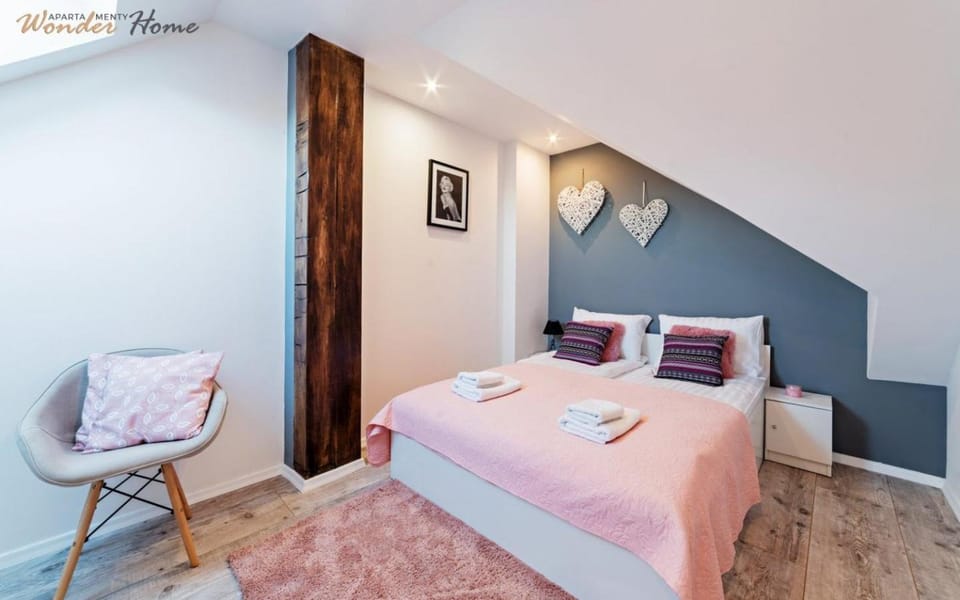 Bed, Photo of the whole room, Decorative detail, Bedroom, towels