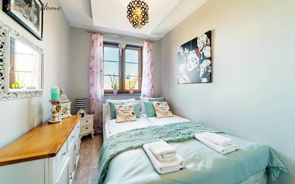 Bed, Photo of the whole room, Decorative detail, Bedroom, towels