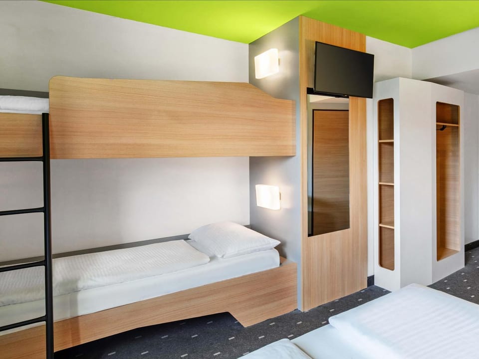 Photo of the whole room, Family