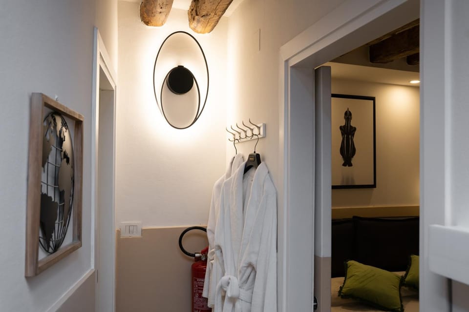 Bathroom, Bedroom, towels