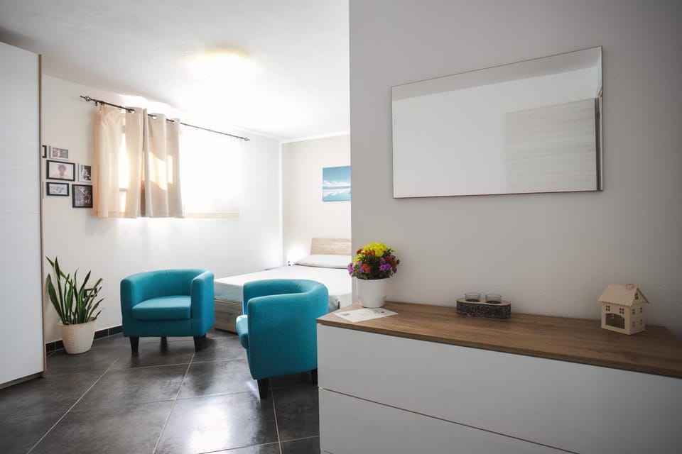 Photo of the whole room, Bedroom