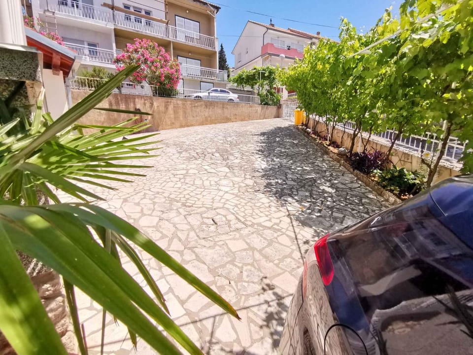 Summer, Parking