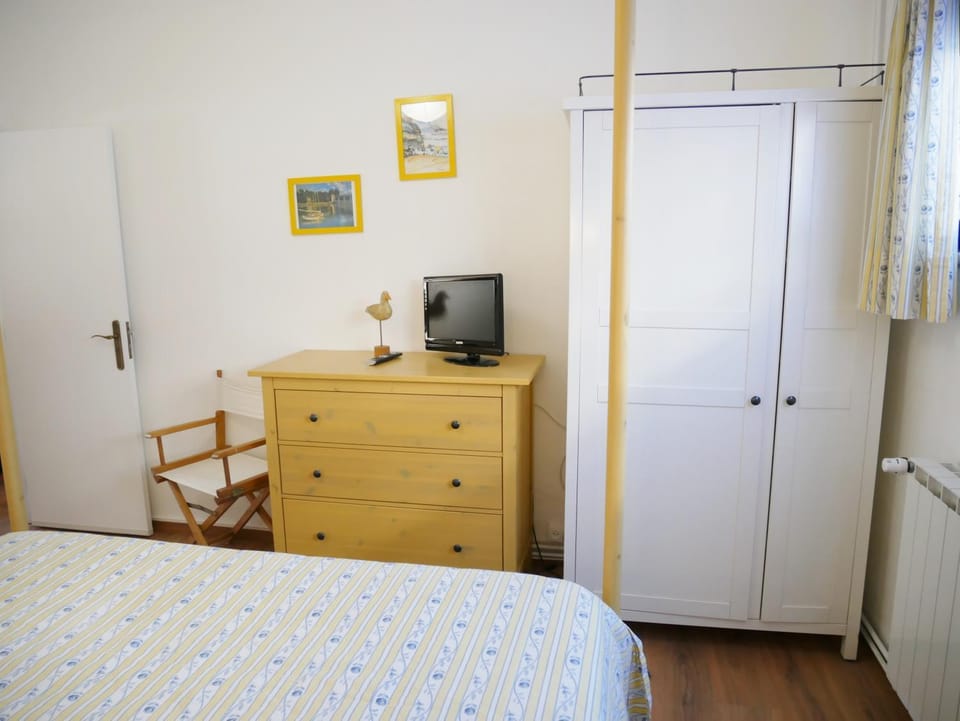 TV and multimedia, Photo of the whole room, wardrobe