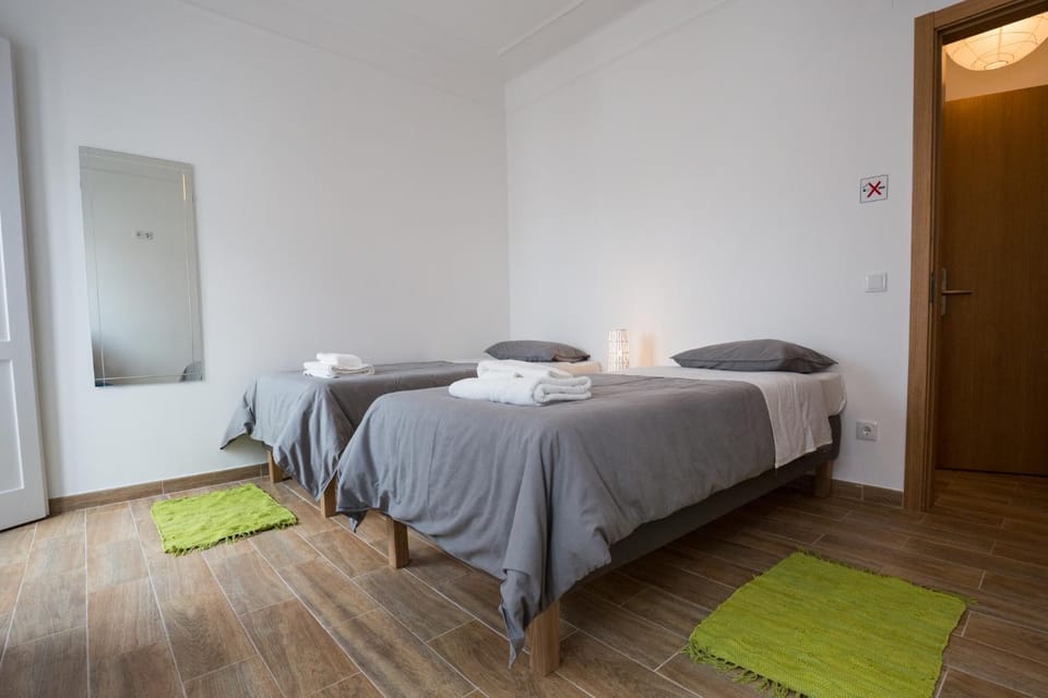 Bed, Balcony/Terrace, Evening entertainment, Guests, City view, Landmark view, Street view